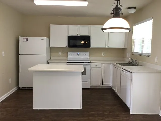 2912 Hayling Dr — Photo 2