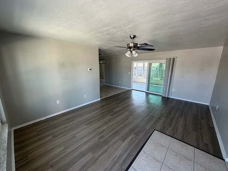7520 Hawthorn Dr — Photo 2
