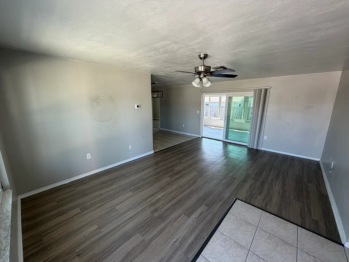Building Photo - 7520 Hawthorn Dr