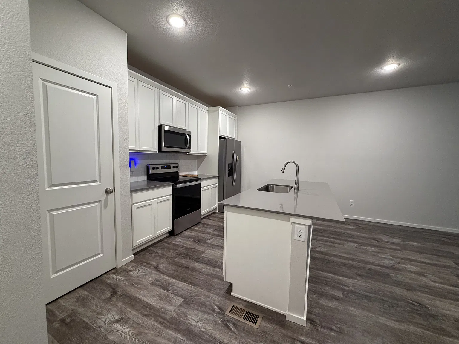1 bed, 868 sqft, $2,200 — Photo 2