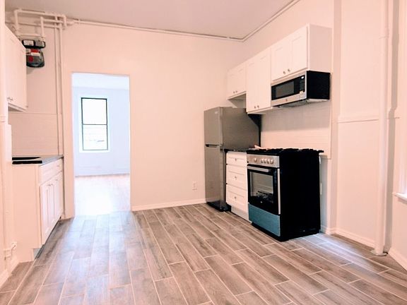 2nd image of 321 E 88th St APT 14