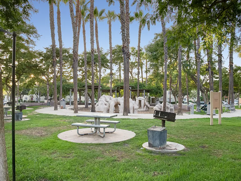 Park La Brea — Photo 6
