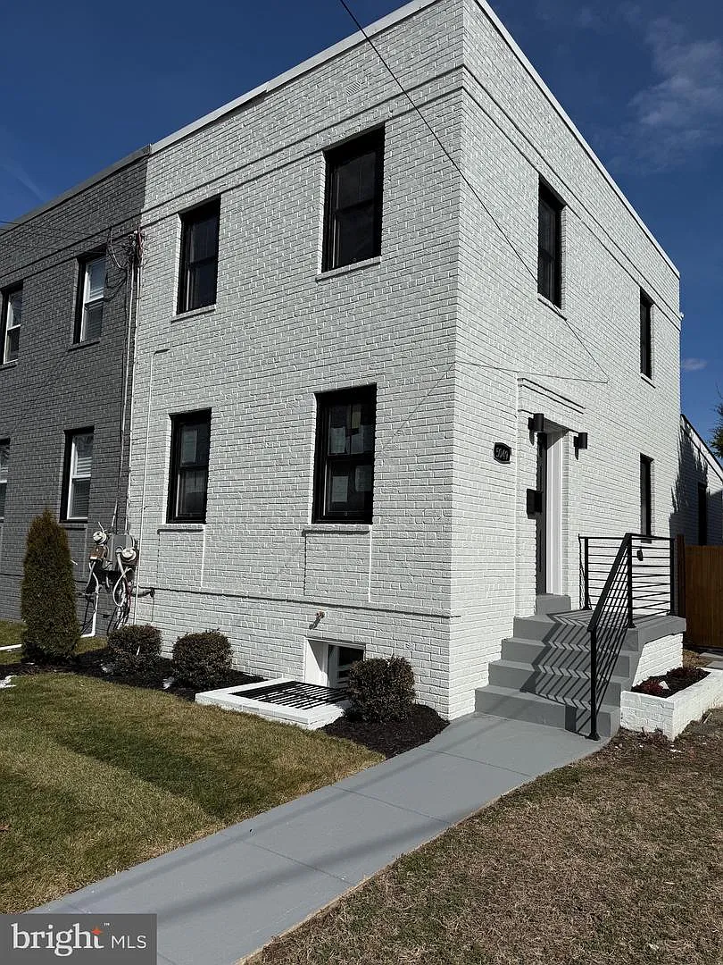 5049 8th St NE photo 1