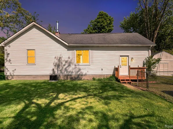 5501 Pontiac Lake Rd, Waterford, MI 48327