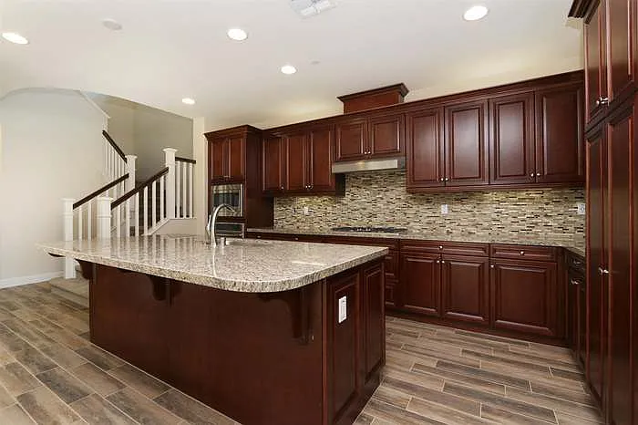 4 bed, 2432 sqft, $5,900 — Photo 3