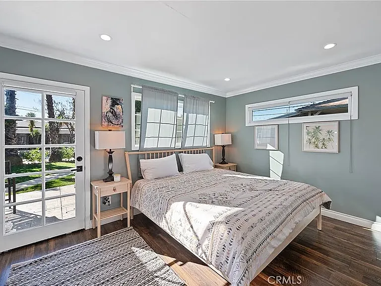 20852 Kittridge St — Photo 27