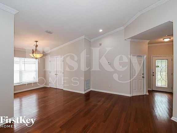 3rd image of 749 Carriage Hill Dr