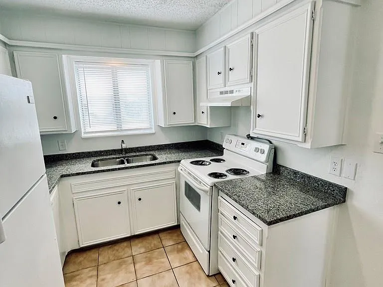 1203 Redwood Dr #C — Photo 7