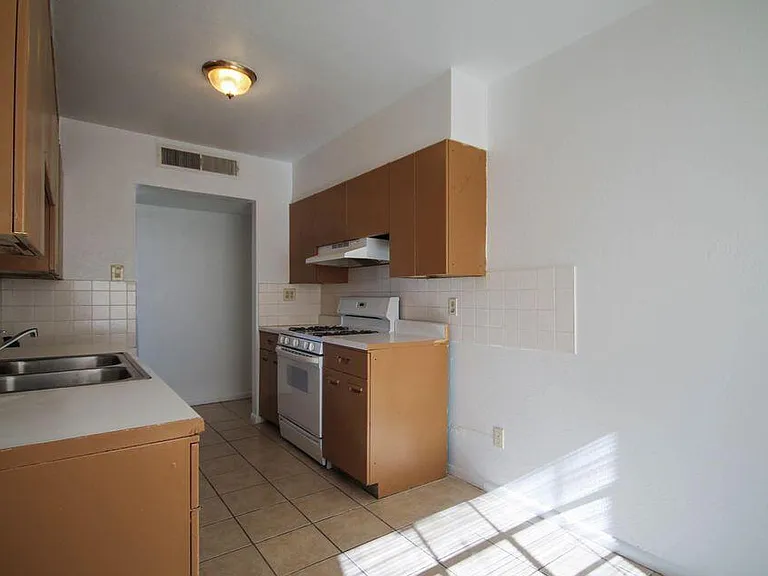 209 San Saba Rd — Photo 23