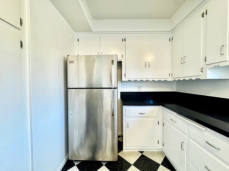 1266 N Laurel Ave #11 — Photo 10