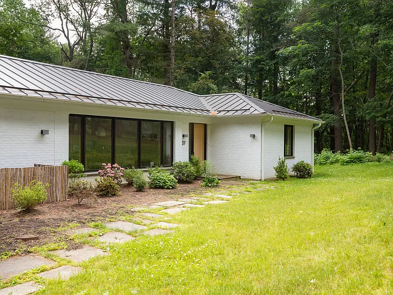 37 Canterbury Ln — Photo 2