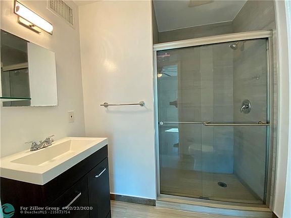4th image of 935 8th St APT 10
