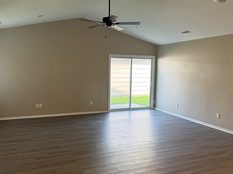 3011 W Elm St — Photo 3