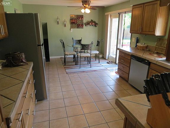 5th image of 215 Maplewood Dr