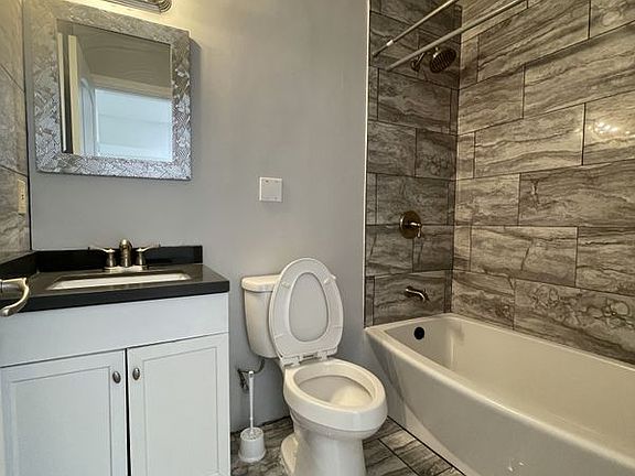 4th image of 17617 Ludlow St