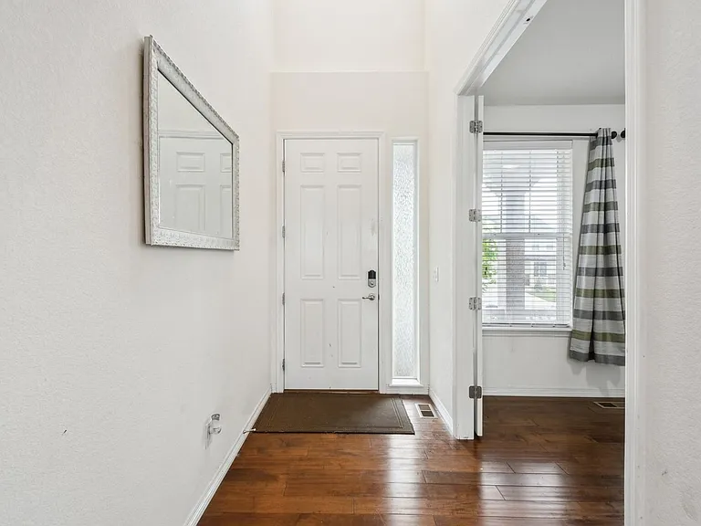 8910 Azalea Ct — Photo 3