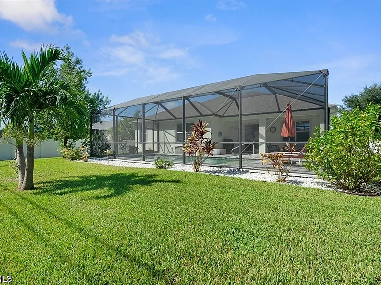 825 SE 5th Pl — Photo 17