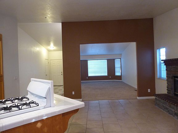 3rd image of 915 Diana Ave