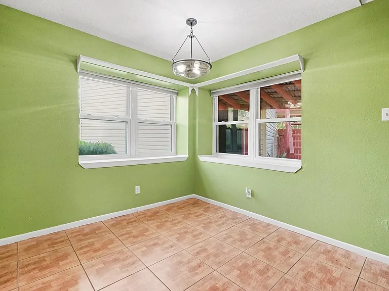 519 Orleans St — Photo 8