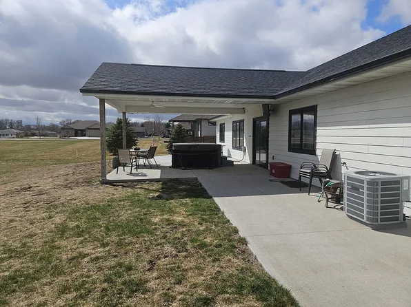 1630 Geiser St, Larchwood, IA 51241