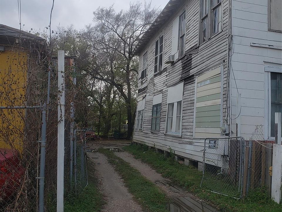 2nd image of 2407 Hardy St