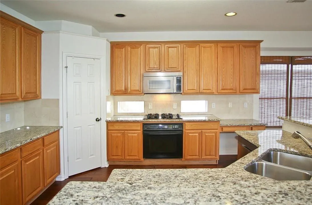 4 bed, 2850 sqft, $3,200 — Photo 4
