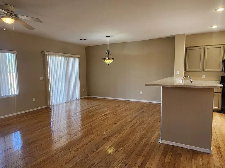 1561 Bonner Springs Dr — Photo 3