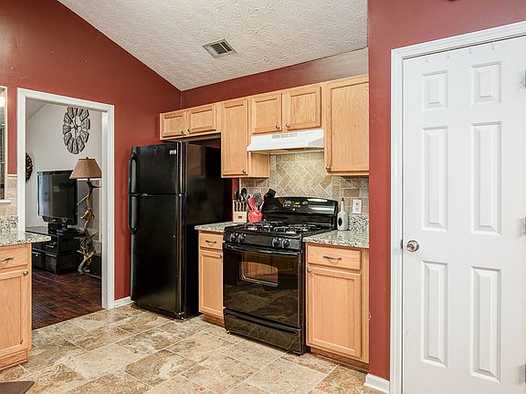 4th image of 61 Winding Creek Ct