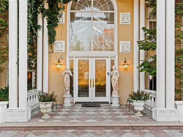 6 Haybarn Court, Old Westbury, NY 11568