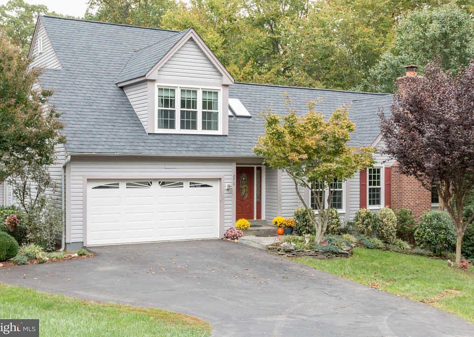 1st image of 8013 Oak Hollow Ln