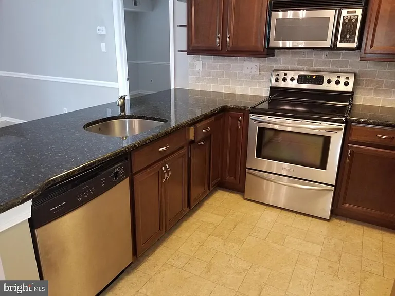 932 Washington Pl #32 — Photo 6