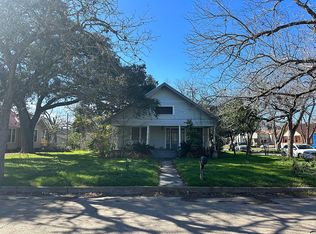 202 Whitfield St, Yoakum, TX 77995