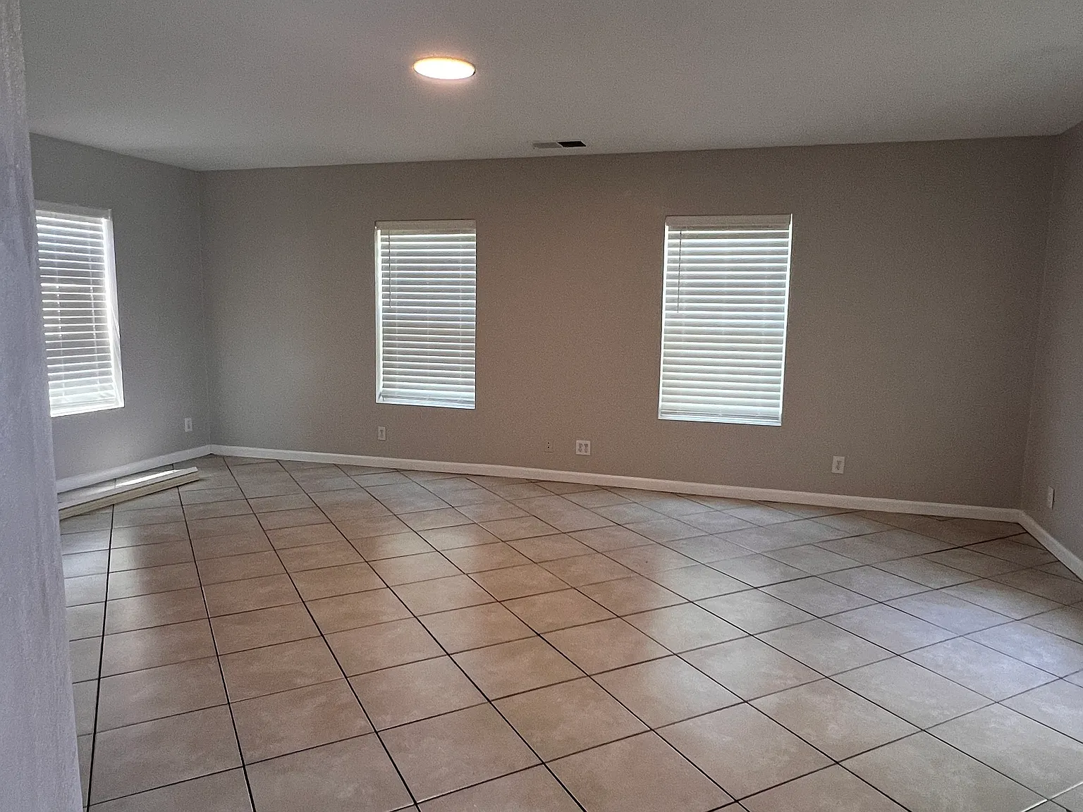 5 bed, 2.5 bath, 1995 sqft, $2,775 — Photo 2