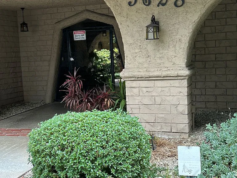 5328 Hermitage Ave — Photo 1