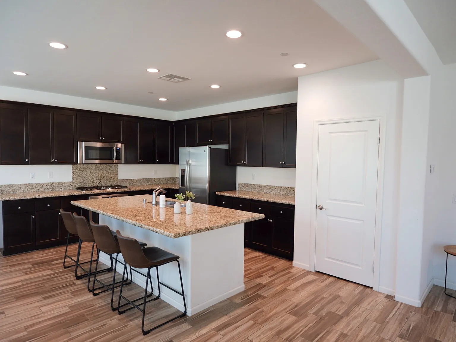 4 bed, 2539 sqft, $3,595 — Photo 4