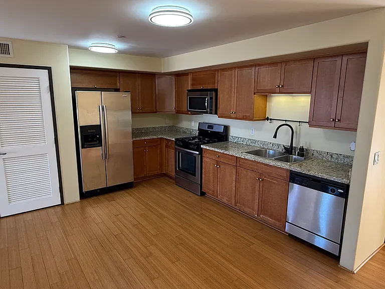 255 W 7th St #16 — Photo 7