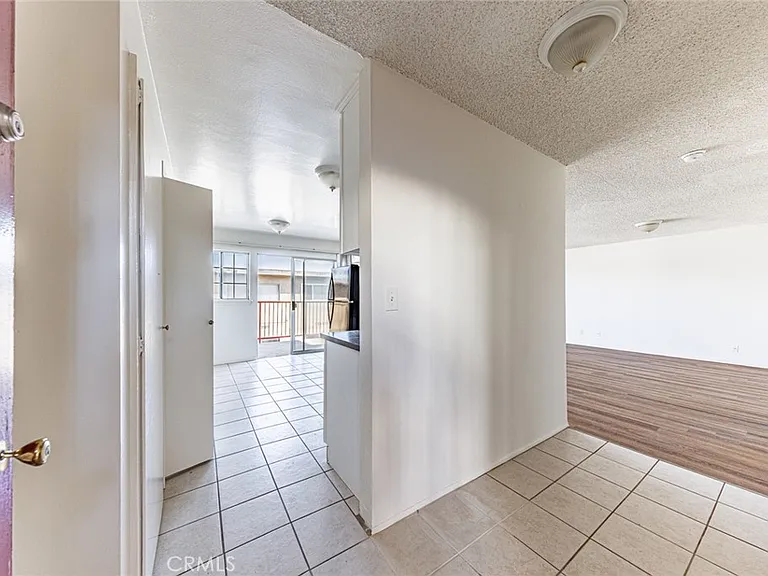 810 E Grand Ave — Photo 8
