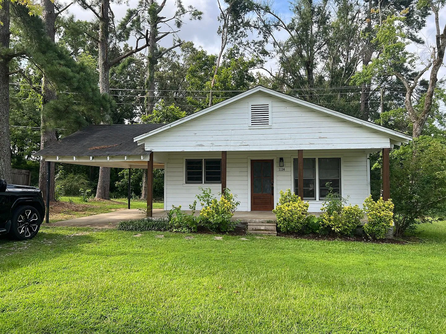 Standalone home with yard close to Square! — Photo 1