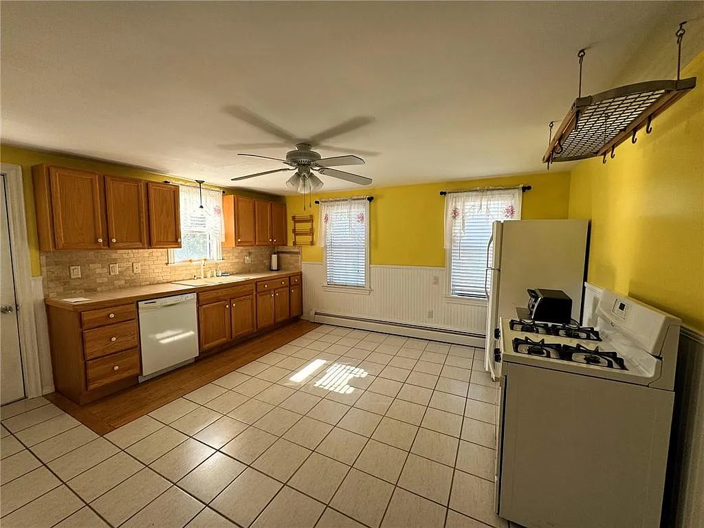 2 bed, 1.0 bath, 806 sqft, $1,600 — Photo 3