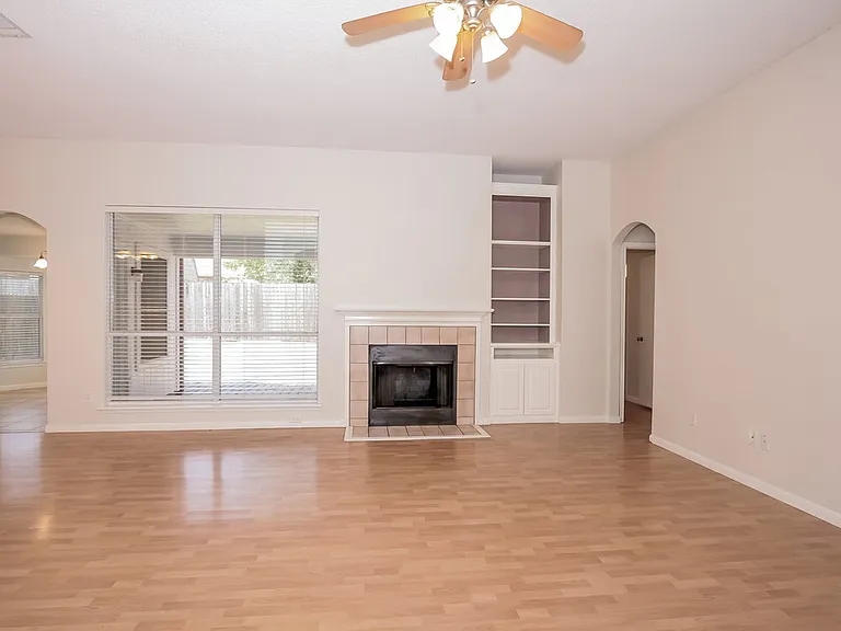 925 Comiskey Ct — Photo 2