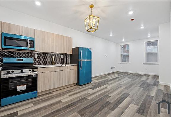 4th image of 104 W Ontario St #1