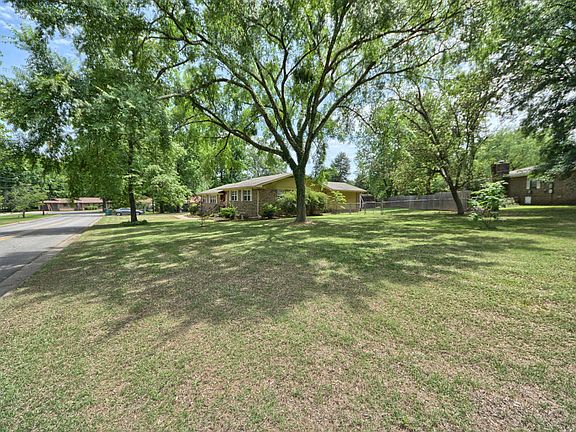 2nd image of 2501 Bradley Ln