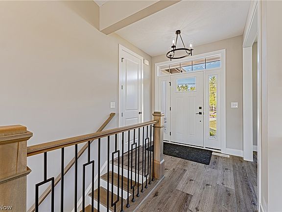 4th image of 2048 Forest Dr