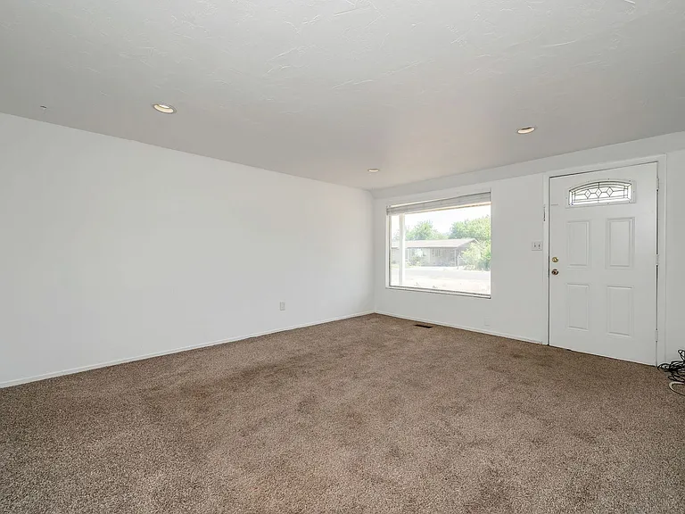 8228 S 1750 W — Photo 7