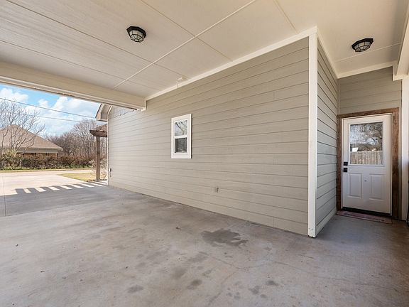 4th image of 401 N Cleburne Whitney Rd