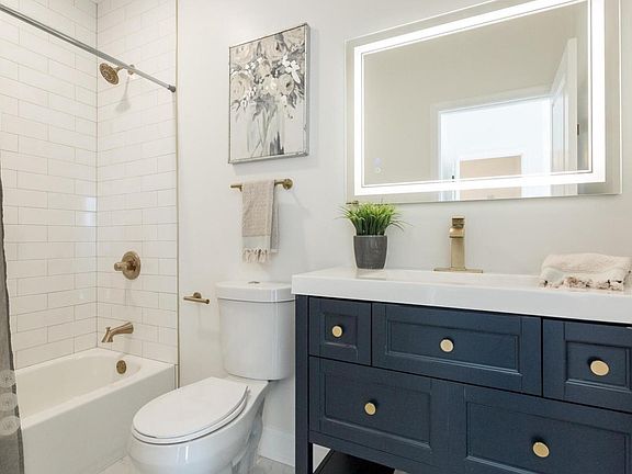 En suite master bathroom