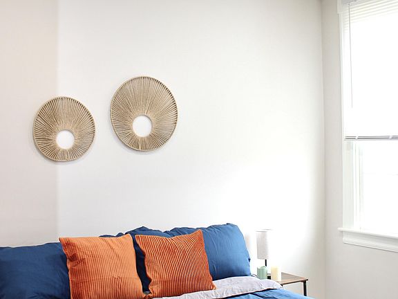 COMFY ROOM W / QUEEN BED ,SMART Twith