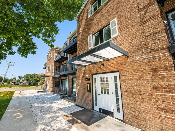 10217 Dearlove Rd, Glenview, IL