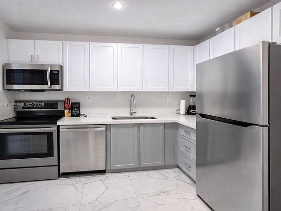 5th image of 1150 Collins Ave APT 402