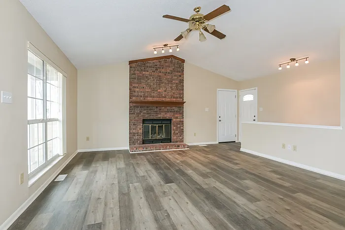 3 bed, 2.0 bath, 1204 sqft, $1,545 — Photo 2